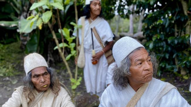 En los alrededores de la Kankurwa, los hombres no paran de mambear su sagrado ayu (hoja de coca tostada) mientras las mujeres y niñas tejen mochilas grandes y pequeñas.