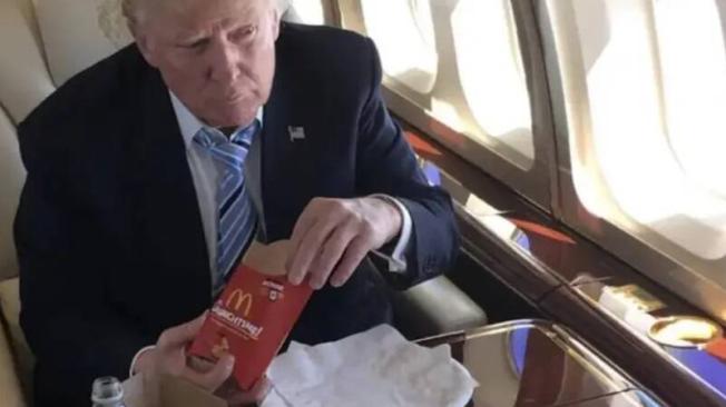 Donald Trump comiendo una Big Mac en su avión privado