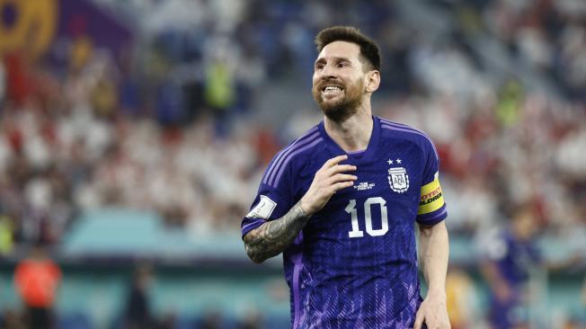 Messi sonriendo en el partido frente a Polonia