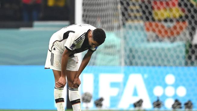 Jamal Musiala se lamenta por la eliminación de Alemania de Qatar 2022.