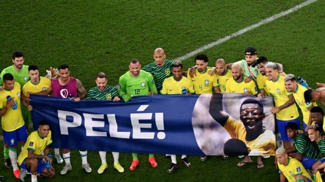 Después de su triunfo contra Corea, la selección brasilera hizo homenaje a Pelé.