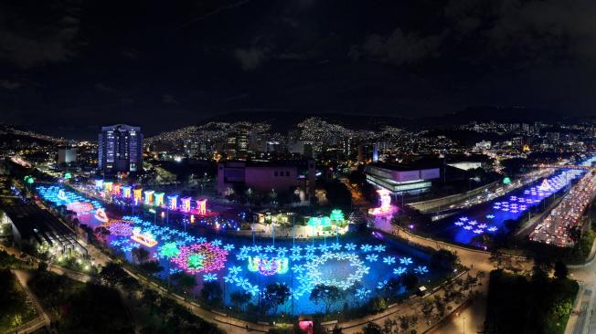 Medellín enciende esta noche de manera oficial el alumbrado navideño. Este año regresa el trayecto sobre el río Medellín, desde el puente de Guayaquil, cerca de la calle 30, hasta el puente San Juan, en un recorrido de 1,8 kilómetros. En este lugar se ubicará el denominado 'desfile de barcazas' en donde se podrán ver los diferentes personajes de la película como Mirabel, Isabela, Luisa, Bruno y Alma, la abuela Madrigal sobre el prinicipal afluente del Valle de Aburrá.