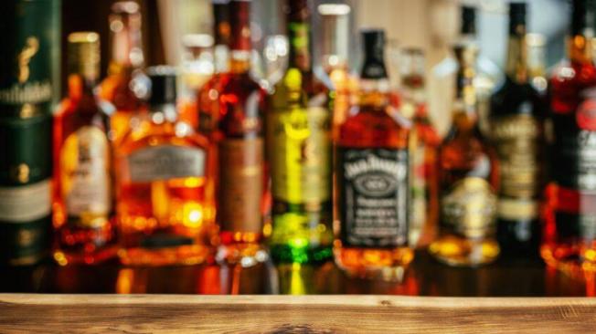Autoridades alertan venta de alcohol adulterado.