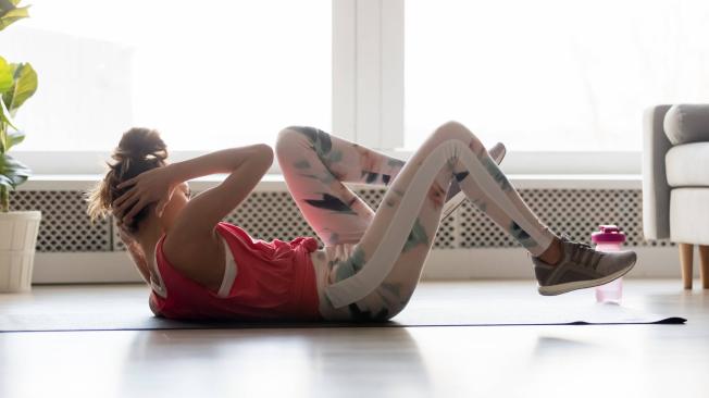 mujer realizando ejercicio para fortalecer el abdomen