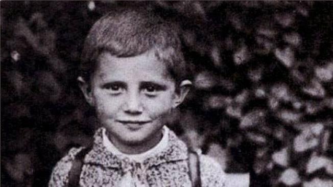 Esta es una fotografía conservada de Benedicto XVI de niño.