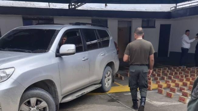 Este es el momento en el que Manuel Antonio Castañeda Bernal  (al interior de la camioneta) estaciona el vehículo por ordenes de oficiales de la Policía del Cauca.