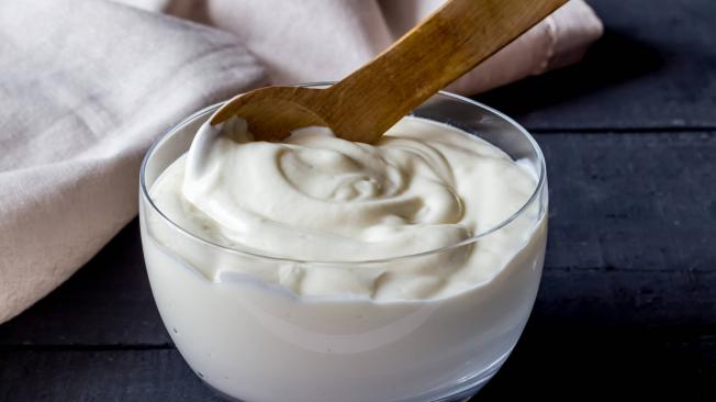 El yogur tiene propiedades antibacterianas que son ideales para tratar la piel con acné.