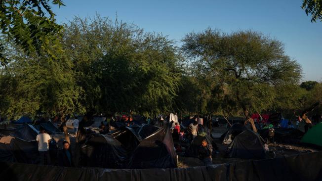 Migrantes descansan en el puente internacional de Matamoros, Tamaulipas, Mexico
