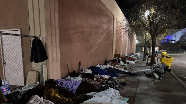 Varios albergues en ciudades fronterizas rechazan migrantes indocumentados, quienes deben dormir en la calle