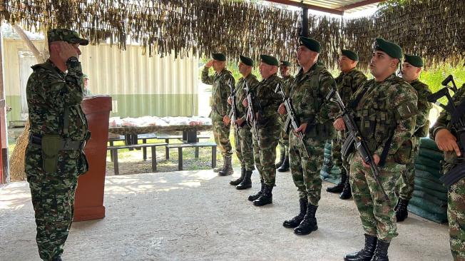 El comandante del Ejército Nacional recorre las unidades militares.