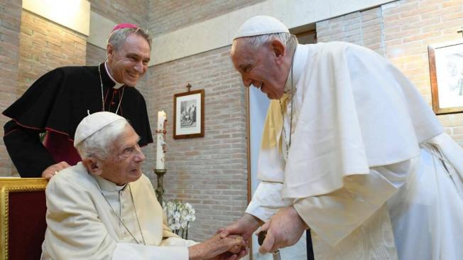 Benedicto XVI junto al papa Francisco y Georg Gänswein.