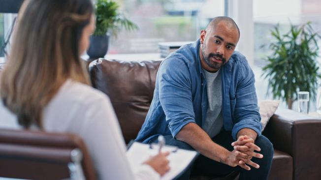 Una de las formas de cuidar la salud mental es yendo al psicólogo.