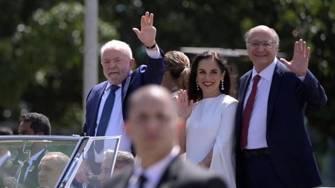 Lula en compañía de su esposa, Rosângela "Janja" da Silva, y su vicepresidente Geraldo Alkmin.