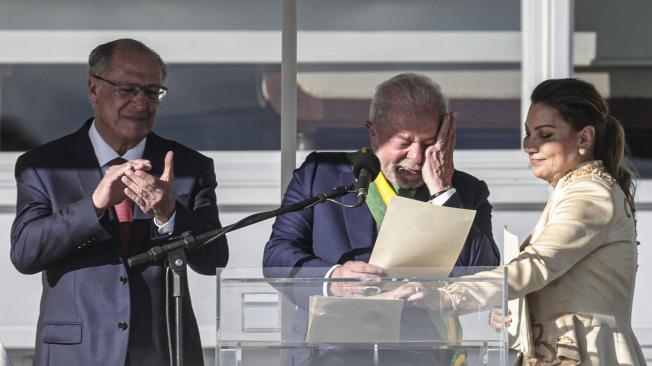 Momento en el que Lula rompe en llanto durante su discurso.