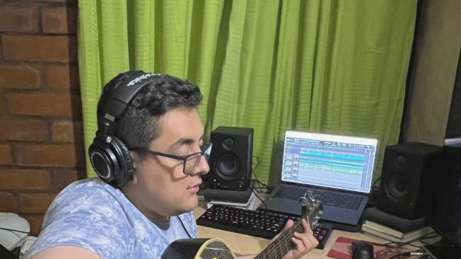 Edy Santiago Palacios, estudiante del programa tecnología en Producción de Sonido y Musicalización de la Corporación Universitaria UNITEC.