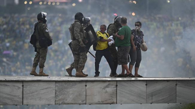 La policía antidisturbios logró retomar el control de las sedes del poder en horas de la noche.