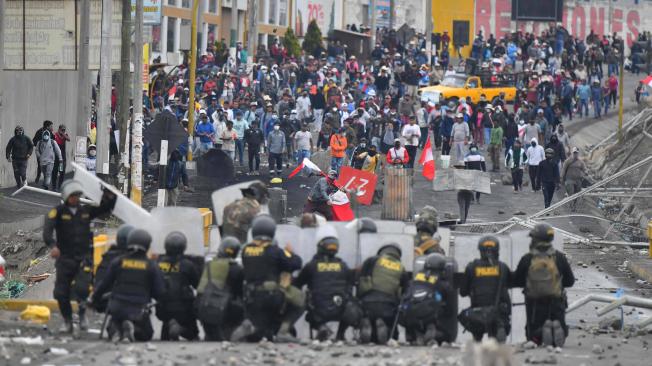 Enfrentamientos entre las autoridades y manifestantes durante la jornada de protestas de este jueves en Arequipa.