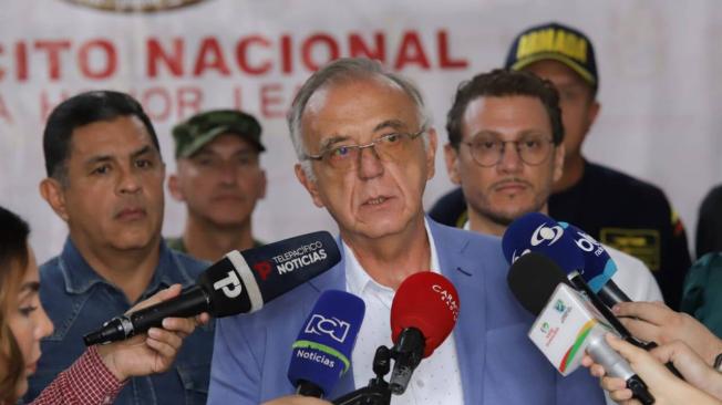 El ministro de Defensa, Iván Velásquez, lideró el consejo de seguridad en la Tercera Brigada de Cali.
