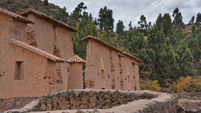 Raqchi es uno de los numerosos pueblos peruanos que conservan cimientos arquitectónicos de las civilizaciones incas.