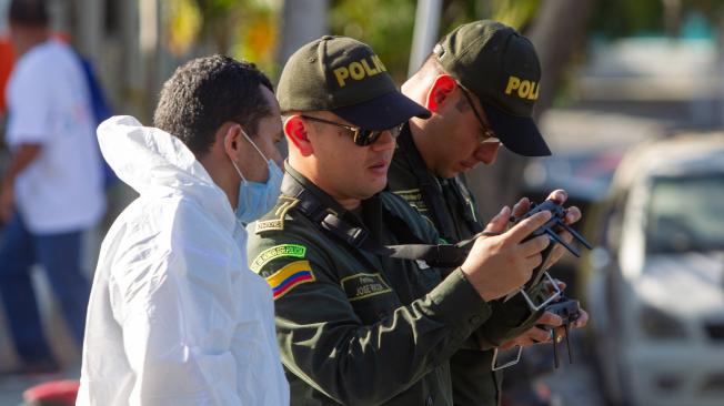 Barranquilla, Colombia, 30 de Enero de 2023. Oficiales de la Sijin recopilan evidencias en el lugar de la masacre que se efectuó en el barrio El Santuario al sur occidente de la ciudad, donde cuatro personas fueron asesinadas. El hecho ocurrió en la carrera 8 con calle 52, en la Tienda y Estadero la 8 mientras se transmitía el partido de Junior FC contra el DIM. Un policia resultó muerto. Foto Vanexa Romero/ETCE