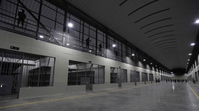 Fotografía del interior del Centro de Confinamiento del Terrorismo (CECOT), la nueva cárcel construida por el gobierno de El Salvador.