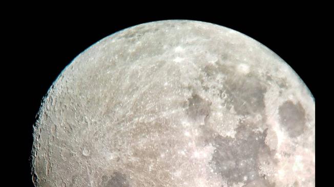 Miles de personas avistaron la luna desde el telescopio