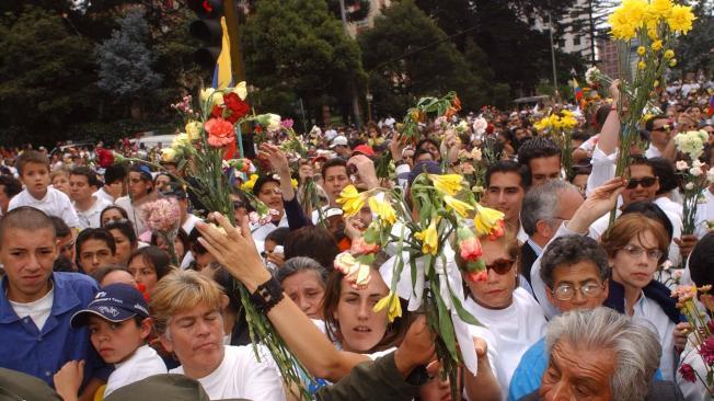 El 9 de febrero de 2003, cientos de personas protestaron contra el terrorismo y el atentado al club El Nogal