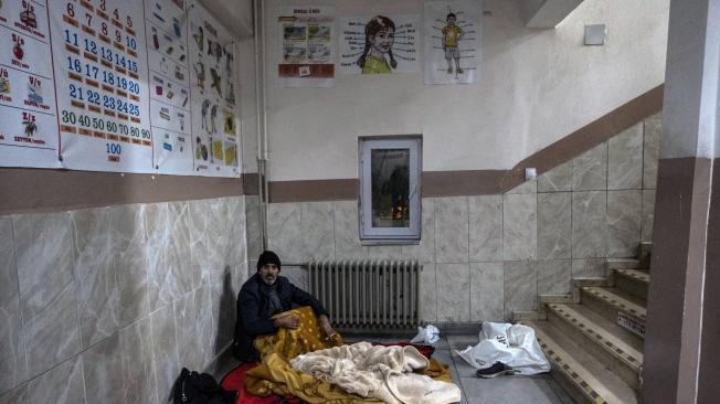 Sobrevivientes del terremoto se refugian en edificios públicos.