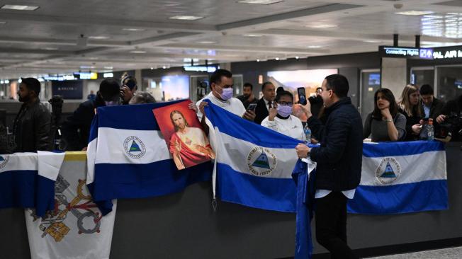 Familiares y activistas esperaban la llegada a Estados Unidos de los presos políticos liberados.