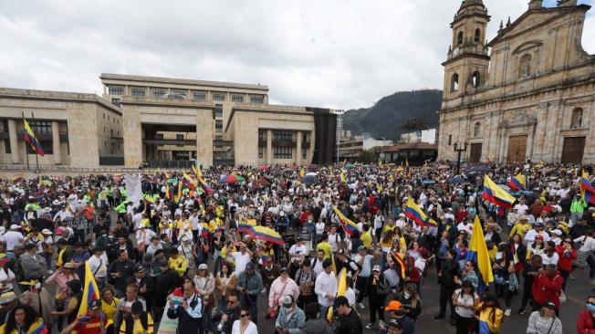 Cientos de personas acudieron al llamado de la oposición para manifestarse en contra del Gobierno de Gustavo Petro