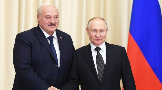 El presidente ruso, Vladimir Putin (der.), y el presidente bielorruso, Alexander Lukashenko.