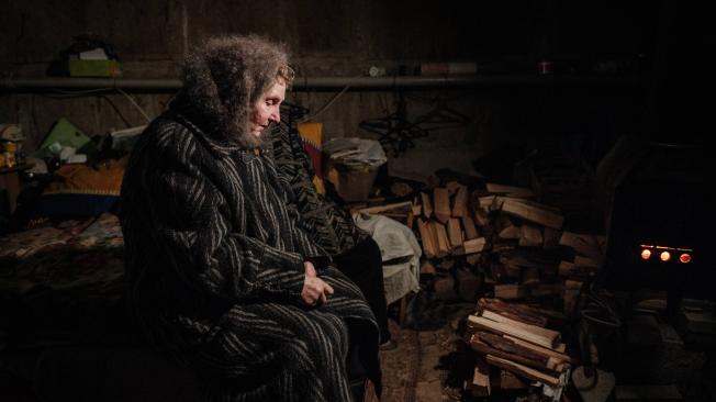 Lyubov Stepanova, de 71 años, vive en un sótano de su apartamento en Avdivka, este de Ucrania.