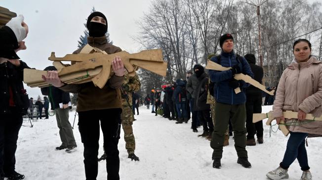 Civiles entrenando con rifles de madera antes de sesión militar, cerca de Kiev, la capital ucraniana.