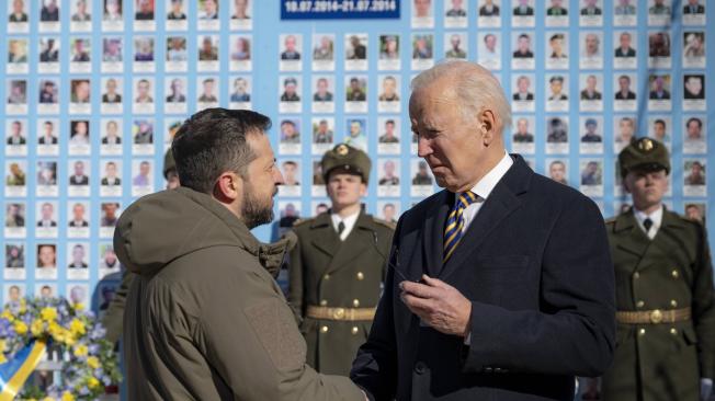 Zelenski (izq.) estrecha la mano de Biden durante la visita.