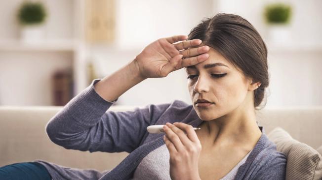 La fiebre es el aumento temporal en la temperatura del cuerpo.