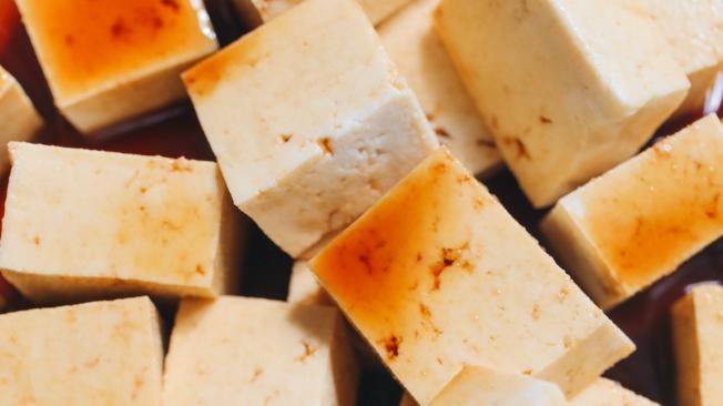 El tofu se elabora a partir de bebida de soja condensada y el proceso es similar al que se usa para hacer queso.