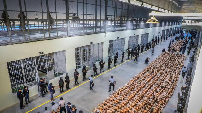 El Gobierno de El Salvador trasladó a 2.000 supuestos pandilleros a una nueva prisión que tiene capacidad para unas 40.000 personas, según informó el presidente Nayib Bukele
