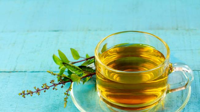 Una de las formas más comunes para preparar la albahaca es en té.