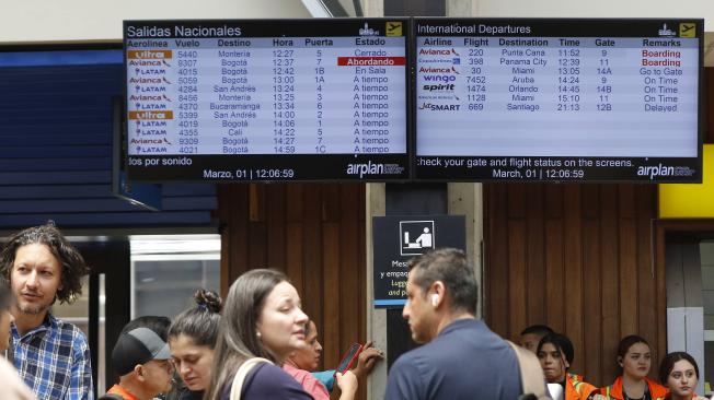 Situación actual de los pasajeros de Viva Air en el aeropuerto José María Córdova en Rionegro, durante el segundo día de la suspensión de operaciones.