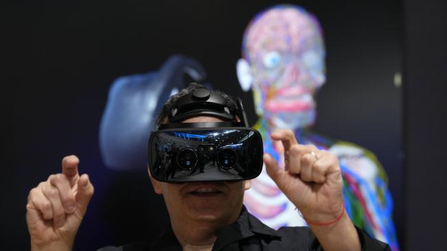 Un visitante estudia la anatomía humana a través de realidad virtual en el Mobile World Congress (MWC),