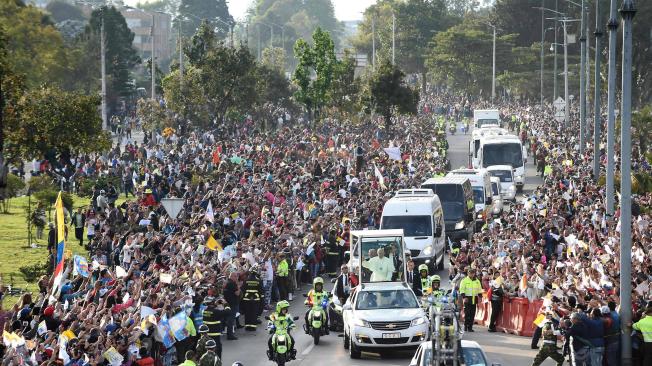 El Papa Francisco saluda a las miles de personas agolpadas a lo largo de la Avenida El Dorado durante su visita a la ciudad.