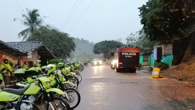 Unidad de Diálogo y Mantenimiento del Orden de Policía en peajes y principales vías del Bajo Cauca durante el paro minero.