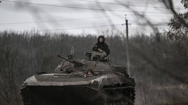 Militares ucranianos en un tanque BMP-2 conducen hacia la ciudad de Bajmut.