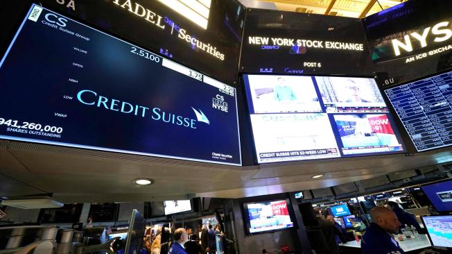 El Credit Suisse se hunde en la bolsa y no consigue calmar a los mercados.