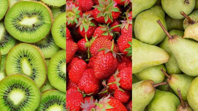Puede hacer una combinación de estas frutas (kiwi, fresas, pera) para obtener un desayuno dulce y nutritivo.