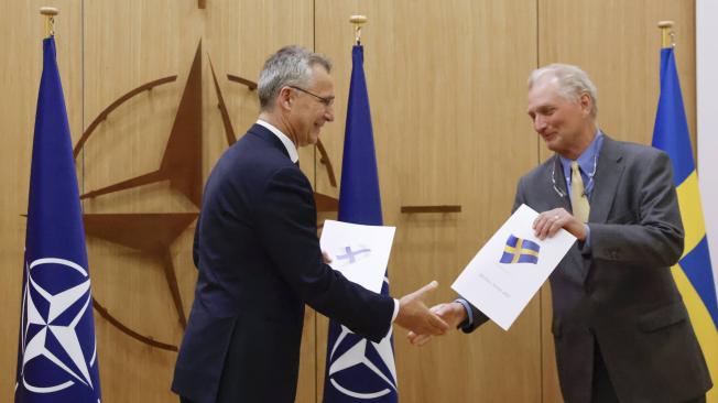 El secretario general de la Otán, Jens Stoltenberg (izq.), y el embajador de Suecia ante la organización, Axel Wernhoff