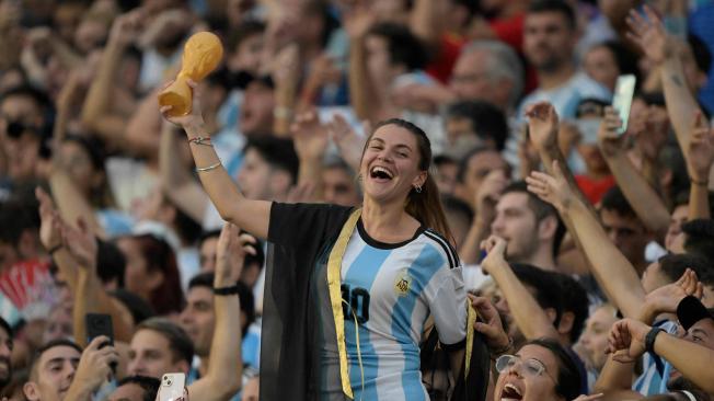 El estadio Monumental está desbordado de emoción por el estreno del título mundial de Argentina.