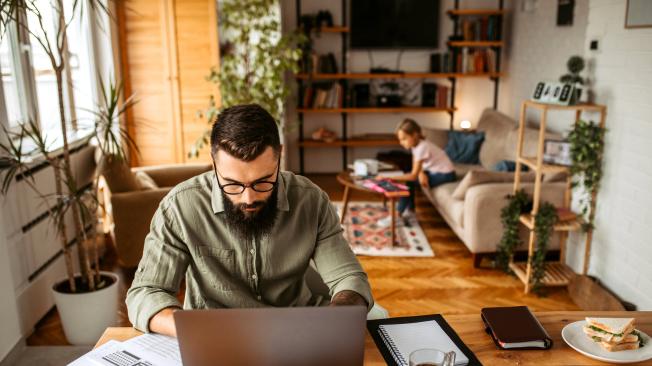 El trabajo remoto e híbrido en hombres padres de familia estimula también la división de cargas de las tareas del cuidado.