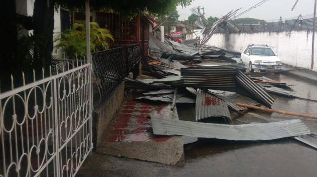 Vendaval  El Cerrito causó destrozos frente a Bomberos en el barrio El Rosario.