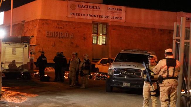 Estación de inmigración en Ciudad Juárez custodiada por miembros de la Guardia Nacional.